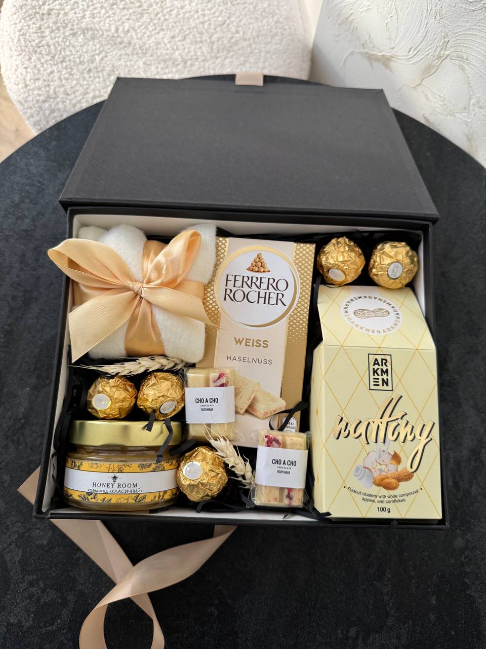 Подарунковий набір «Golden muse» — це елегантний подарунковий бокс, у якому поєднані тепло, солодощі та щира турбота.